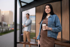 mulher gravida com bebida com cafeína dicas e recomendações da clínica sim