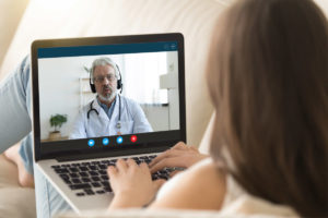 paciente sendo atendido com cardiologista na clínica sim por telemedicina