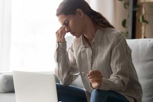 mulher que precisa saber como proteger os olhos contra a luz azul