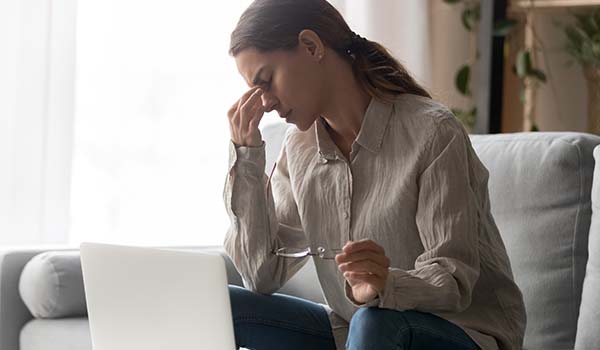 mulher que precisa saber como proteger os olhos contra a luz azul