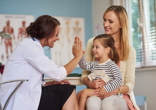 endocrinomediatra atendendo paciente criança na clínica sim