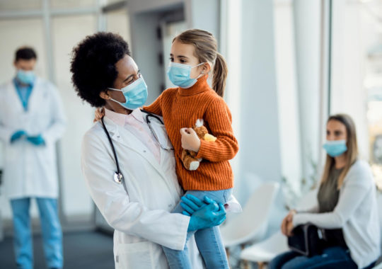 médico reumatologista pediátrico atendendo paciente na clínica sim