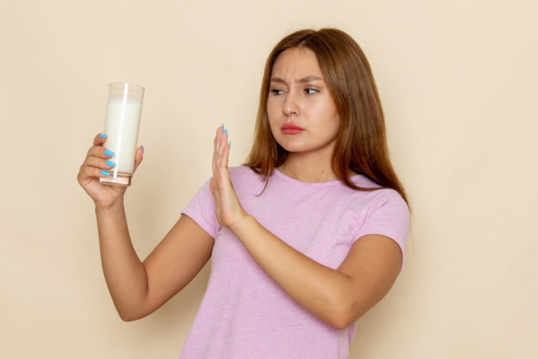 Jovem não tomando leite por ter intolerância à lactose