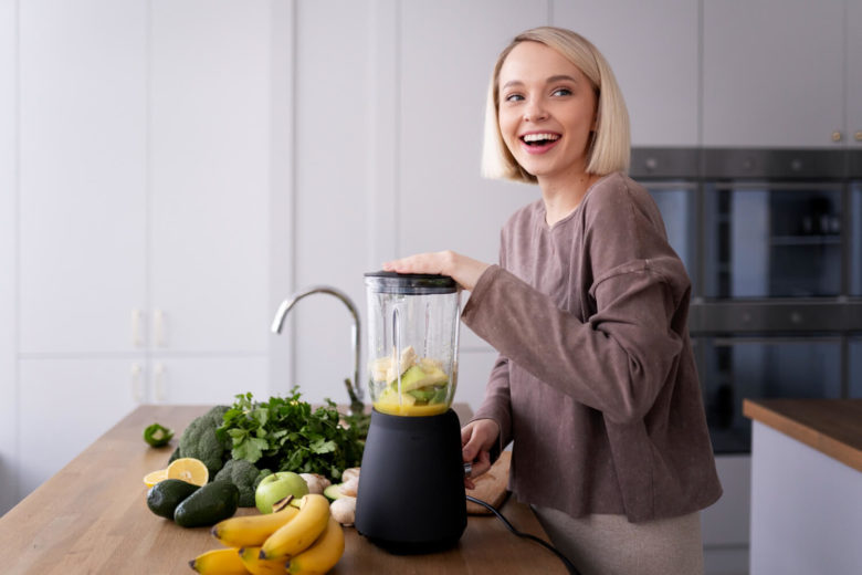 jovem mulher preparando alimento saudável para prevenir a deficiência de potássio