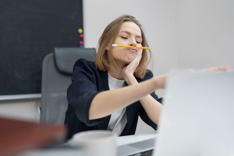 Mulher com TDAH no escritório