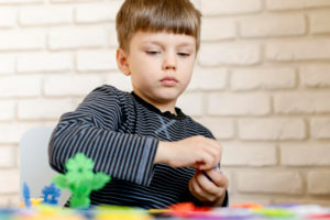 criança autista brincando