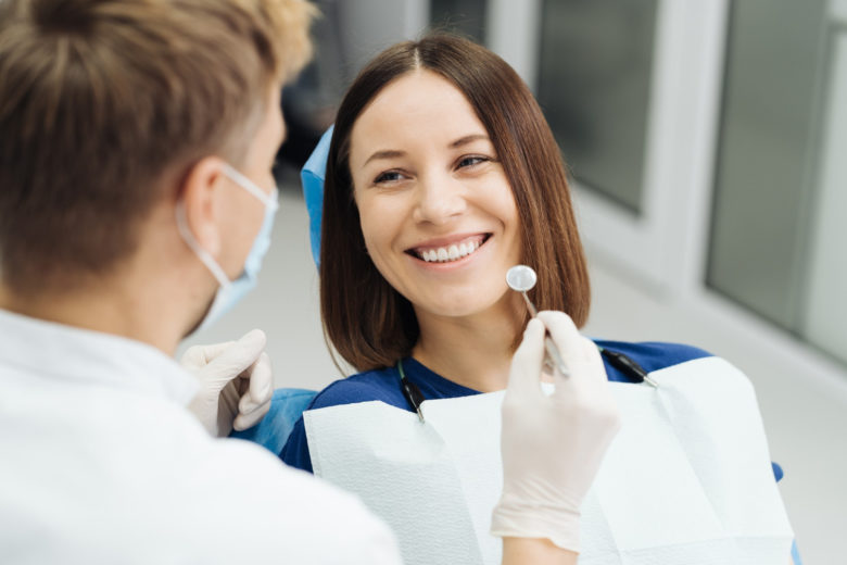 dentista tratando a sensibilidade dos dentes da paciente