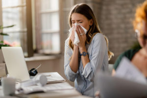 jovem doente soltando catarro com o espirro