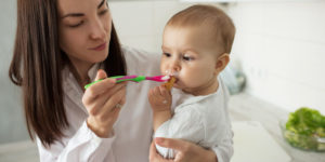 Mãe fazendo introdução alimentar ao bebê