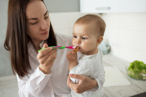 Mãe fazendo introdução alimentar ao bebê