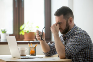 homem sofrendo com a dor de cabeça