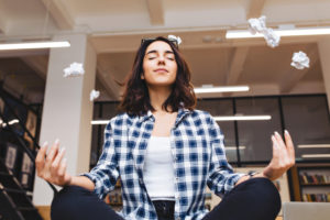 jovem com técnicas de relaxar a mente