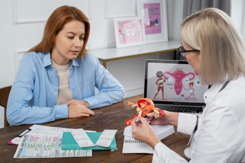 médica explicando o que é mioma uterino para paciente