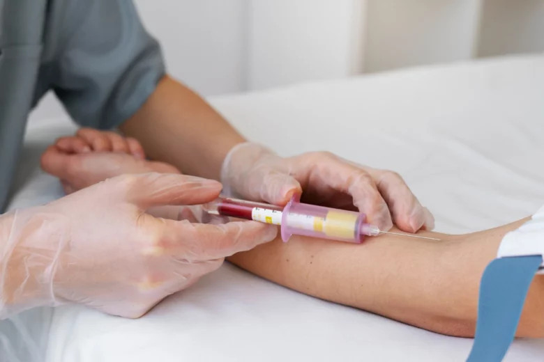 Exame de sangue para análise de colesterol e frações realizado por profissional de saúde em ambiente clínico.