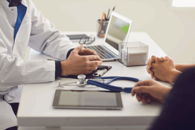 Médico em consultório explicando para o paciente sobre o procedimento de endoscopia digestiva, seus preparos e importância para o diagnóstico.